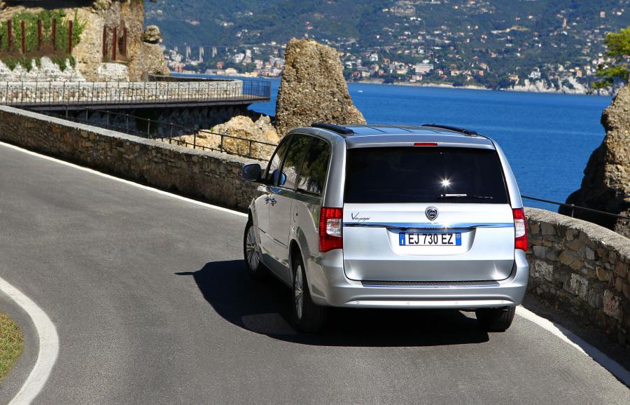  Lancia Voyager 2011 года  (фото 23 из 66)